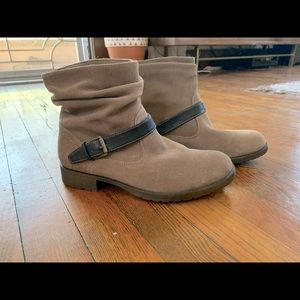 White Mountain Short Bootie size 8